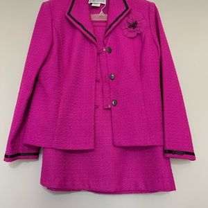 2pc woman’s suit, Fuchsia in color great condition